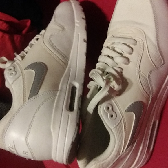 Nike air max woman 9.5. Gently worn.white grey logo. - Picture 7 of 8
